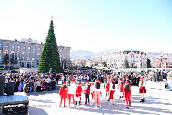 Бако Саакян принял участие в новогоднем мероприятии для одаренных учеников Арцаха