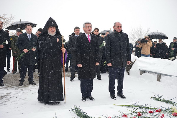 Серж Саргсян посетил военный пантеон «Ераблур» по случаю 25-летия Армянской Армии