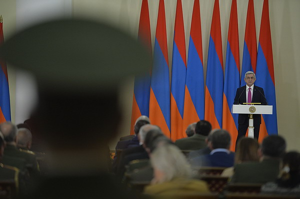 «Они принесли себя в жертву, чтобы жила Армения»: Серж Саргсян наградил военных