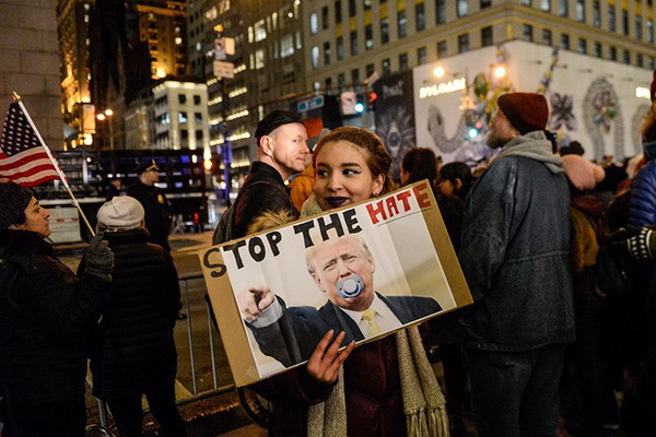 В Нью-Йорке состоялся многолюдный митинг протеста против Дональда Трампа: фото