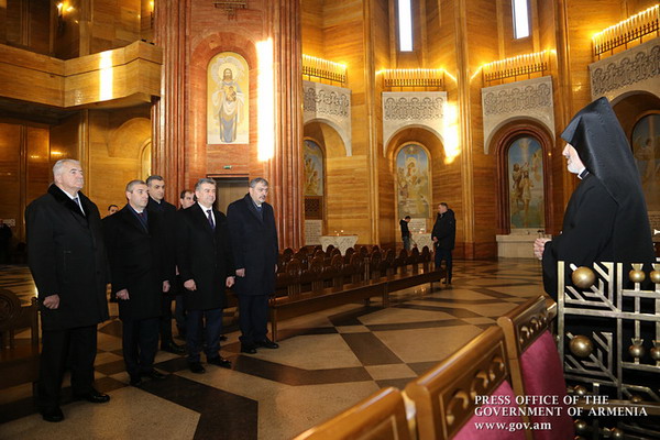 Карен Карапетян посетил Армянский Собор и могилу Неизвестного солдата в Москве