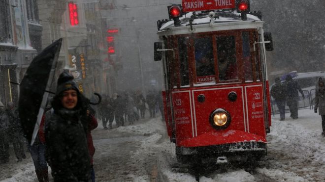 Стамбул парализован: выпало 65 см снега, закрыт Босфор, отменены внутренние авиарейсы