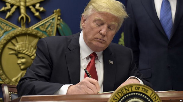 Трамп подписал указ об ограничении федерального регулирования бизнеса
