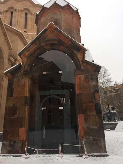 «Стеклянная дверь церкви Сурб Катогике является временным решением»: Отец Есаи