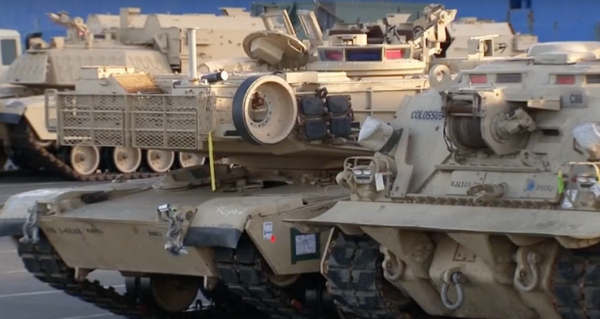Видеокадры: 2800 единиц американской военной техники выгружаются в Германии для сдерживания России