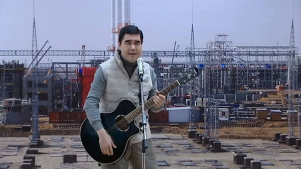 Президент Туркменистана исполнил собственную песню перед избирателями: видео