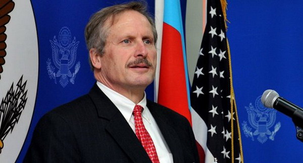 Посол США в Баку, в отличие от посла России, отказался от участия в алиевском шоу на линии соприкосновения