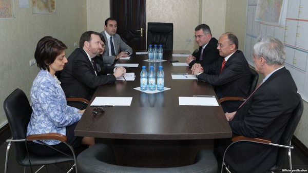 Посол США в Армении Ричард Миллз посетил центральный штаб блока «Оганян-Раффи-Осканян»