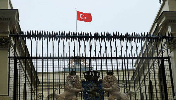 Толпа сорвала голландский флаг с консульства в Стамбуле и «заменила» его турецким