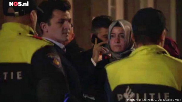 Полиция Нидерландов выпроводила турецкого министра за пределы страны: турки устроили беспорядки
