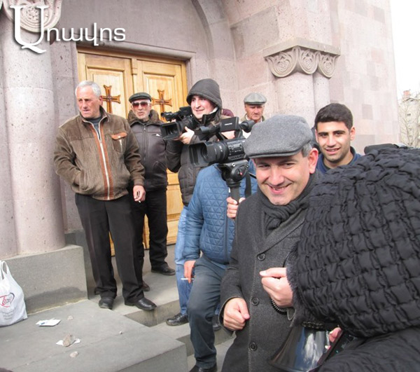 Гюмрийцы следили за ходом избирательной кампании Никола Пашиняна с балконов: фото и видео