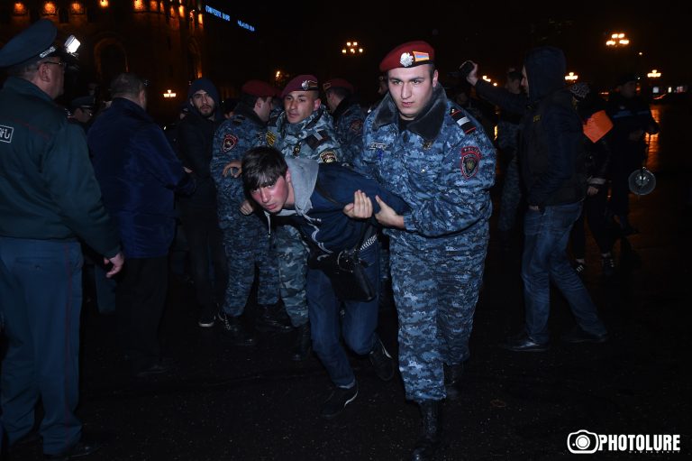 Полиция вчера вывела протестующих с центральной части Площади Республики: видео