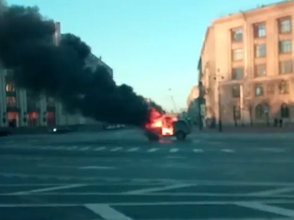 Санкт-Петербург: дальнобойщики сожгли машину у Смольного в знак протеста – видео