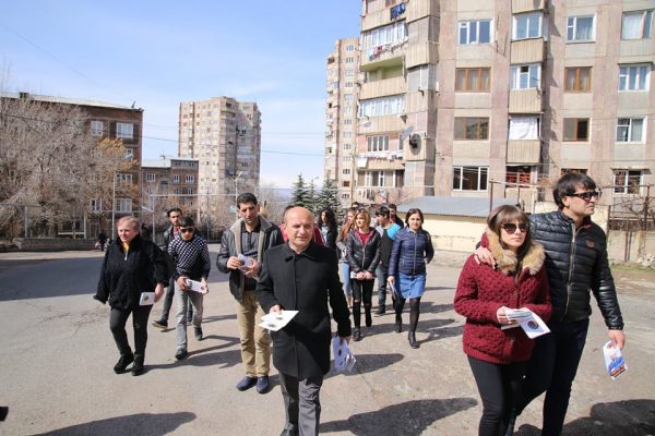 Степан Сафарян пообщался с избирателями в автобусе, парке и беседке: фото