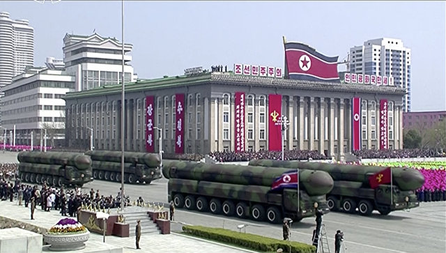 В КНДР на параде показали новые баллистические ракеты: видео