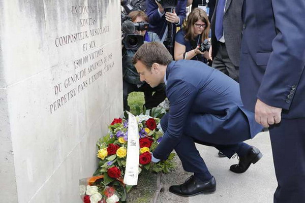 Эммануэль Макрон возложил цветы к памятнику Комитасу в Париже в память жертв Геноцида армян