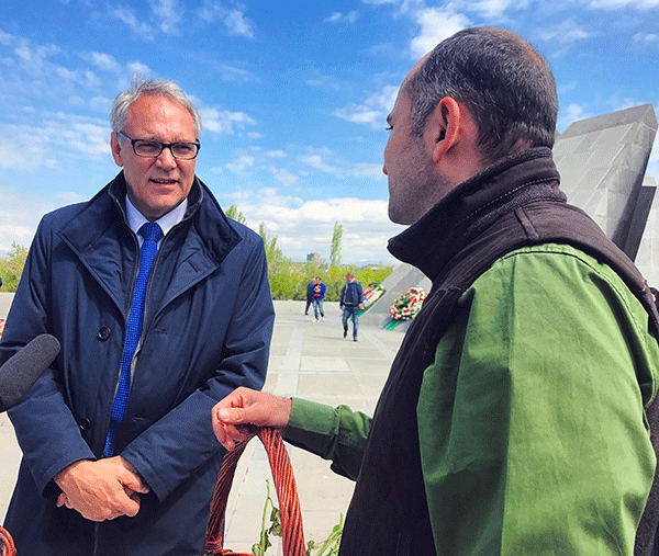 Посол Германии в Армении: «Я впечатлен участием тысяч людей в сборе цветов»