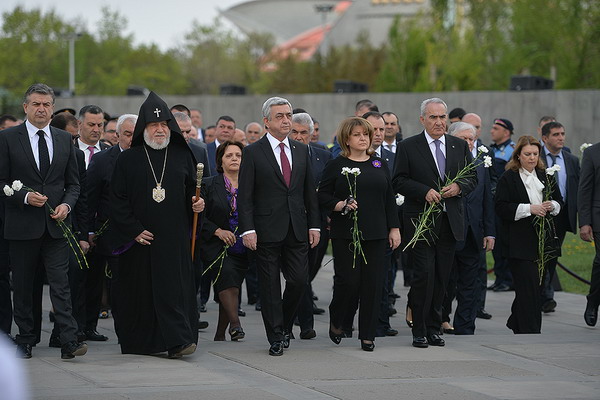 Серж Саргсян в Цицернакаберде воздал дань уважения памяти жертв Геноцида армян