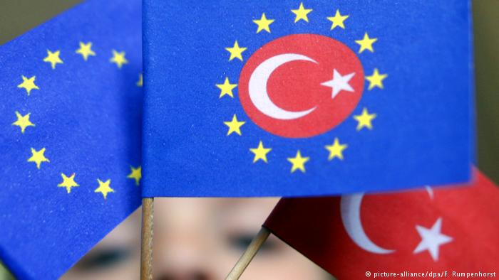 Европа ожидает от Анкары шагов к достижению согласия в расколотом обществе: заявления