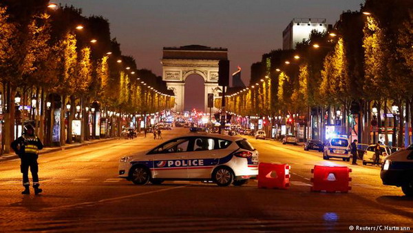 Стрельба в центре Парижа: убит полицейский, один из нападавших застрелен
