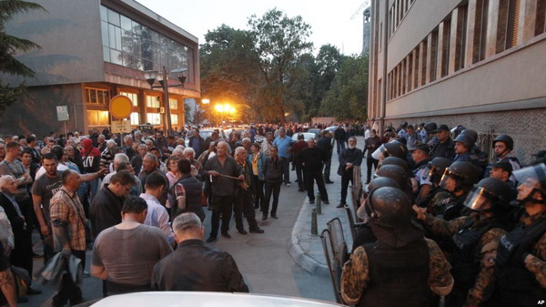 Демонстранты ворвались в парламент Македонии и избили депутатов