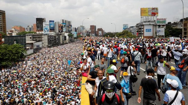 Десятки тысяч венесуэльцев вышли на «мать всех протестов» после убийства студента полицейскими
