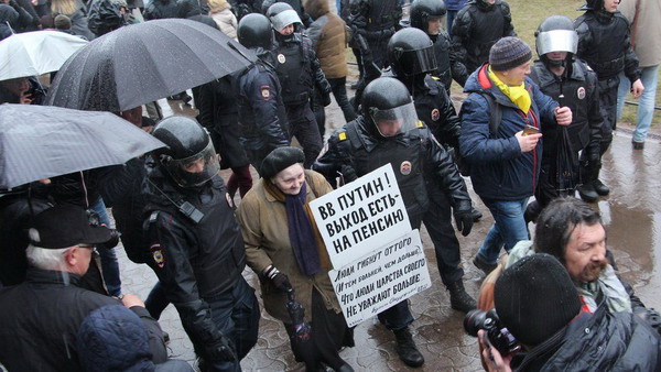 Антипутинская акция «Надоел» жестко разогнана в Санкт-Петербурге: до 120 задержанных