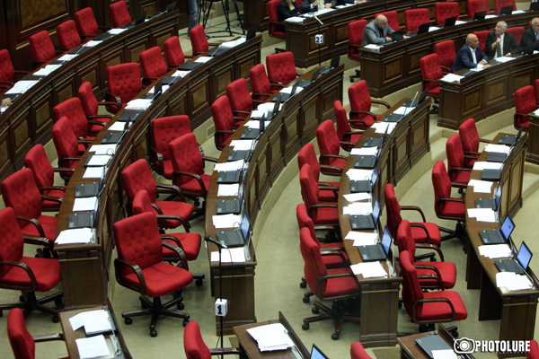 Наира Зограбян: «В парламент приходят депутаты, живущие на зарплату»