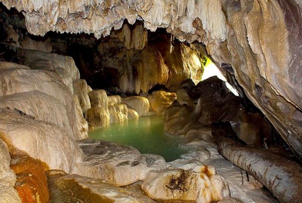 Армения сдает в аренду пещеры шеститысячелетней кожаной обуви и винной давильни