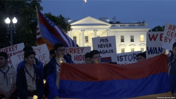 Зажжение свечей перед Белым домом в Вашингтоне: видео