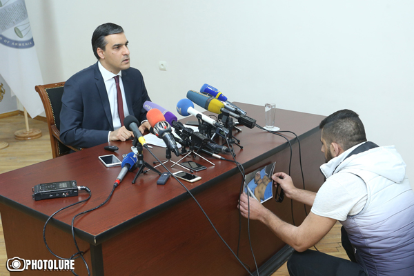 Инцидент во время пресс-конференции Армана Татояна: в помещение вторглись активисты – фото и видео