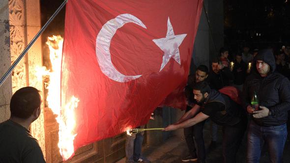 Турецкую газету Hurriyet ужаснуло сожжение флага Турции в Ереване