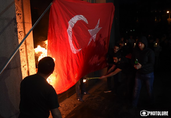 Факельное шествие в Ереване и сожженный турецкий флаг: фоторяд, видео