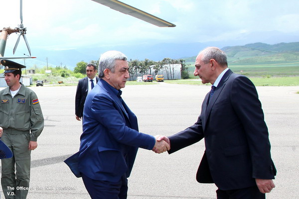 Бако Саакян в аэропорту Степанакерт встретил прибывшего в Арцах президента Армении Сержа Саргсяна