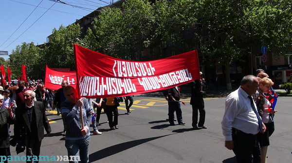Группа коммунистов отметила 1 мая шествием с советскими песнями