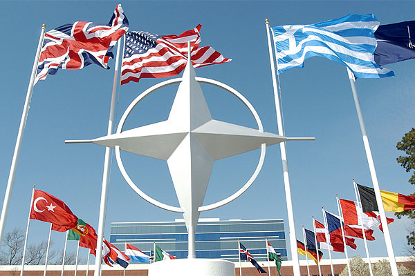 Центр НАТО проводит саммит в Праге по противодействию вмешательству России в выборы