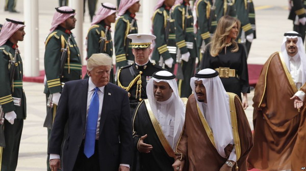 Турне Трампа по Ближнему Востоку: оружейный контракт с Саудовской Аравией на $110 млрд – видео