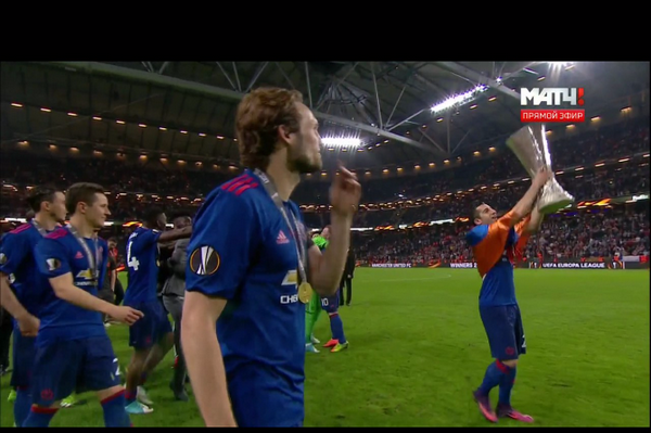 «Манчестер Юнайтед» — победитель Лиги Европы, Мхитарян с флагом Армении на плечах получил кубок: видео