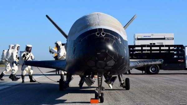 Экспериментальный орбитальный самолет армии США завершил полет длительностью в два года