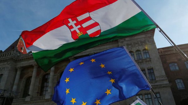 Тысячи венгров приняли участие в акции протеста против политики премьера Орбана и его партии