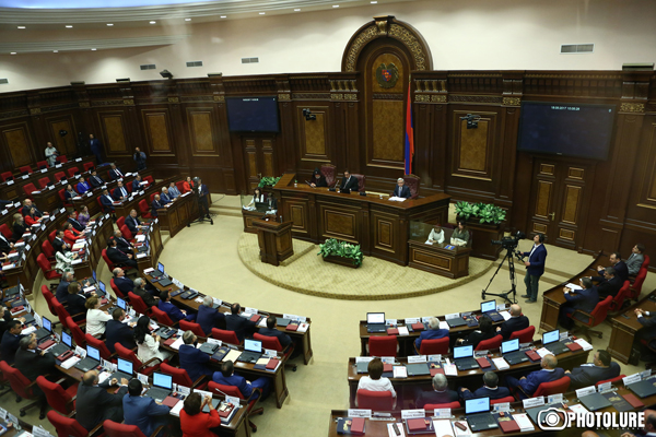 Курьезные моменты на первой сессии парламента: Царукян от души потянулся, а Хасанов все путал