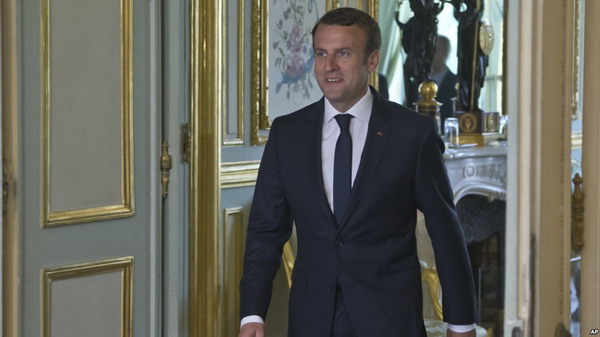 Эммануэль Макрон обещает жесткий тон при первой встрече с Владимиром Путиным в Париже