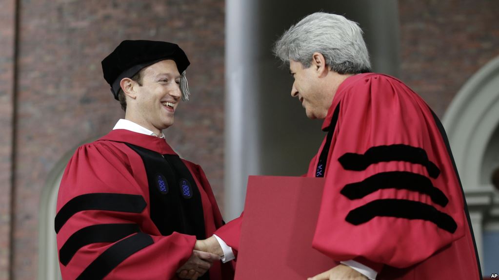 Основатель Facebook-а Марк Цукерберг наконец получил диплом Гарвардского университета: видео