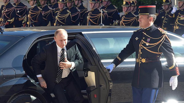 «Петр Великий поможет Путину незапланированно посетить Париж»: российские СМИ