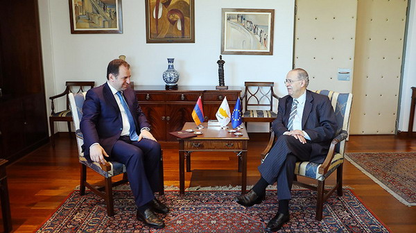 Главы МО Армении и МИД Кипра обсудили карабахскую и кипрскую проблемы