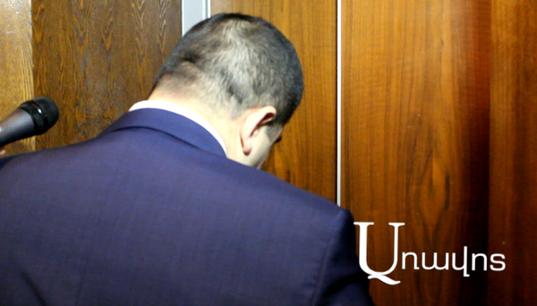 «Сасовский Артак» из лифта – журналистам: «Минутку, дайте дорогу» — видео