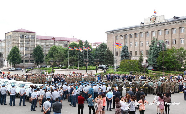 В Степанакерте состоялась торжественная церемония вручения автомобилей военнослужащим, получившим тяжелые ранения в ходе Четырехдневной войны
