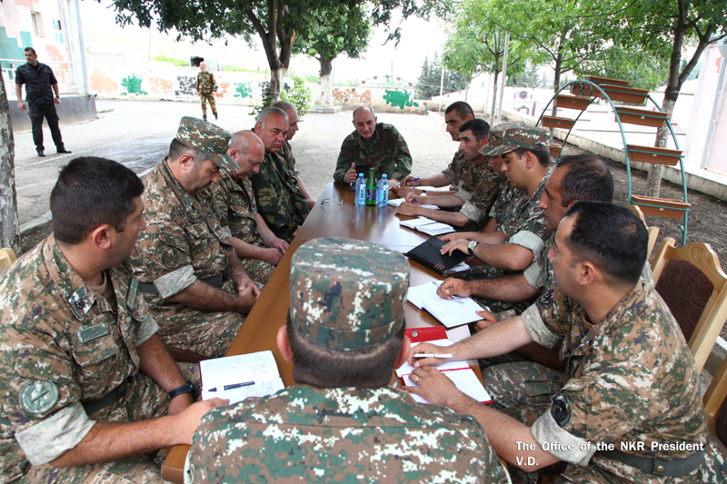 Бако Саакян посетил участок границы на востоке Арцаха и провел совещание с командным составом
