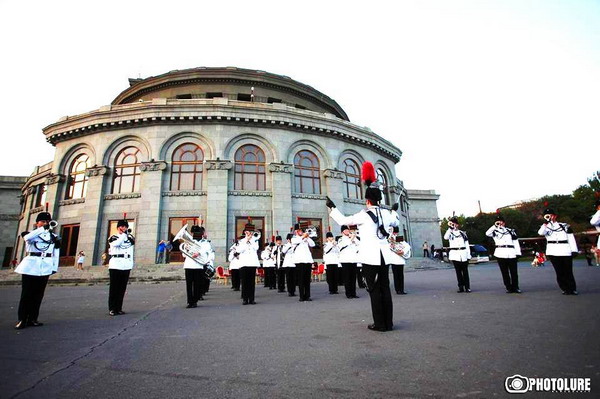 Армянский и британский военные оркестры совместно исполнили «Эребуни-Ереван» на Площади Свободы: видео