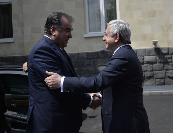 В резиденции Президента Армении состоялась официальная церемония встречи Президента Таджикистана